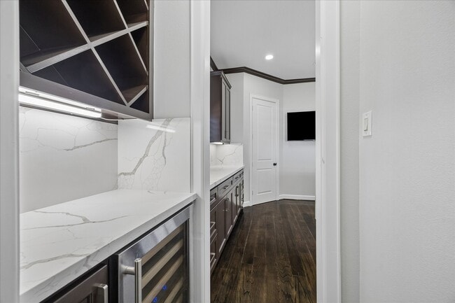 Building Photo - 709 Herkimer St