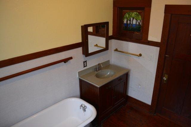 Building Photo - Beautiful, spacious Craftsman, Owner pays Yard Care, Laundry on site