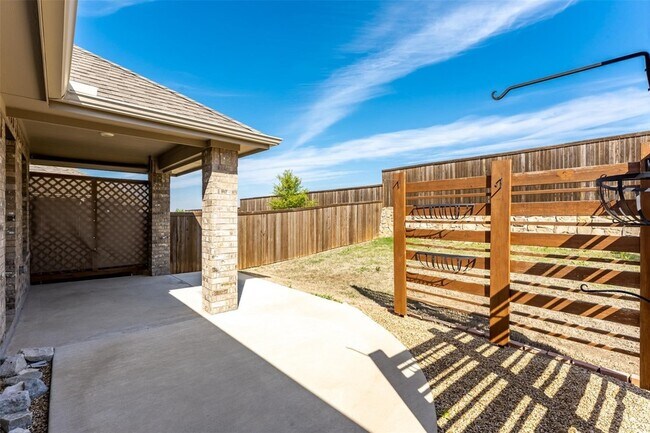 Building Photo - 716 Bluebird Way