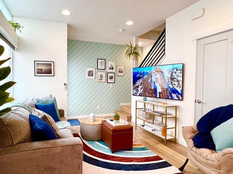 Building Photo - 700 Broadway E