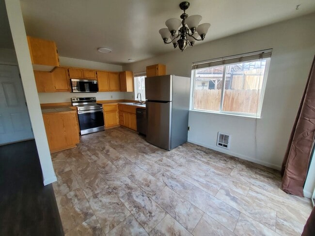 Building Photo - Quartz Ave 3plex/Ariserem-014