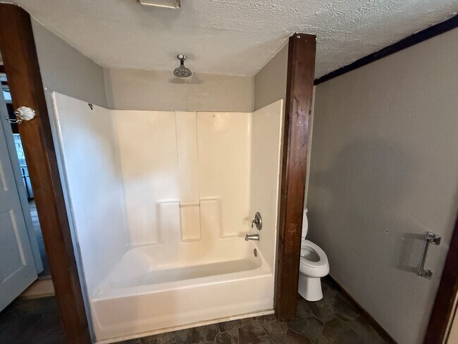 Building Photo - Large 3 bed 1 bath! - Elwood!