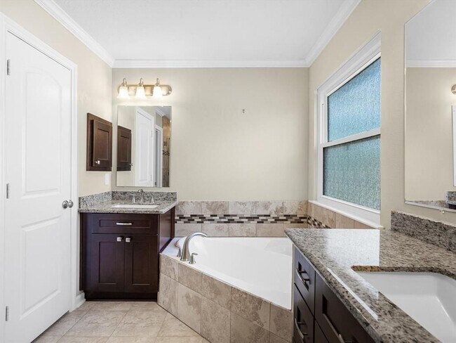 Building Photo - 9707 Green Valley Ln