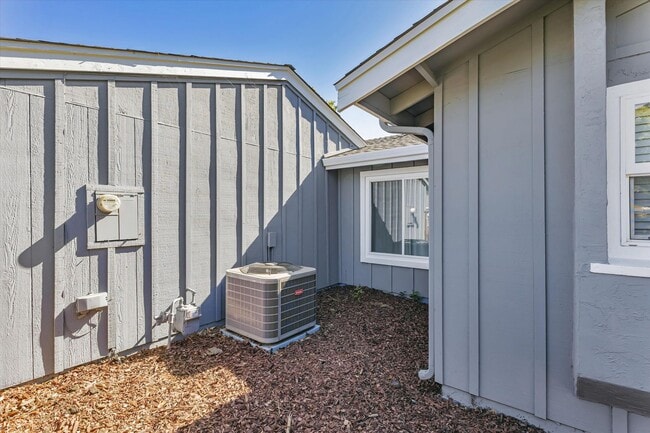 Building Photo - Updated home in Oak Grove