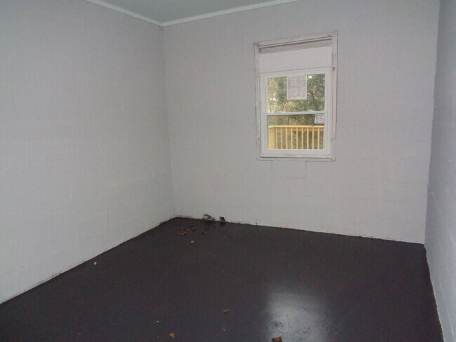 Building Photo - 2 Bedroom 1 bath home