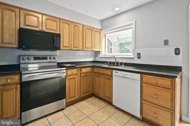 Building Photo - 2514 S Walter Reed Dr