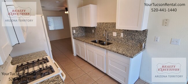 Building Photo - Valencia Rd & Headley Rd 3/2 - All tile fl...