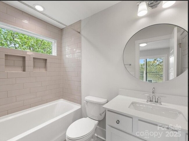 Building Photo - Beautiful and spacious 4-bedroom, 5-bath h...
