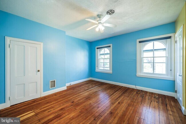 Building Photo - 206 S 43rd St