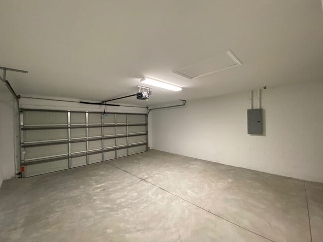 Building Photo - Desirable SW Ocala Neighborhood 4/2/2 *WON'T LAST*