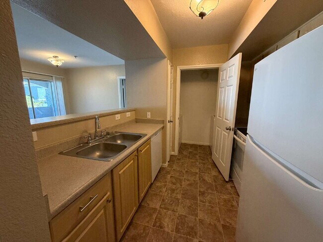 Building Photo - 2 Bed 2 Bath Condo - 3rd Floor - Check out the Views!