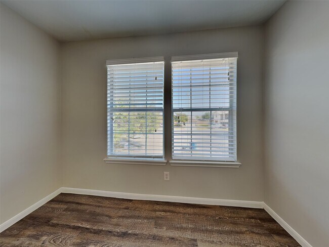 Building Photo - 21711 Falcongate Ct