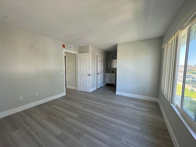 Building Photo - Fully renovated Condo