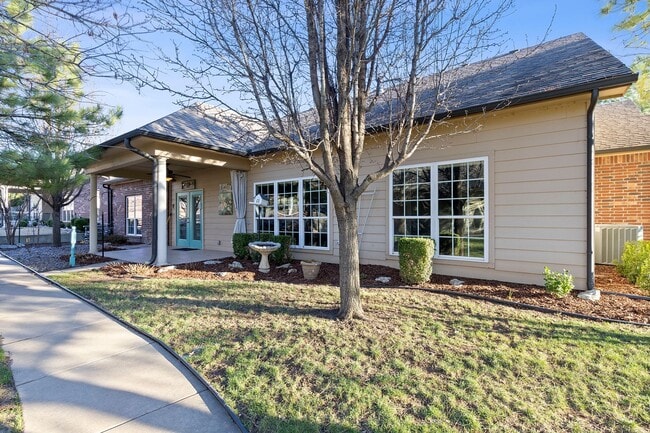 Building Photo - Luxury Living in a Gated Community