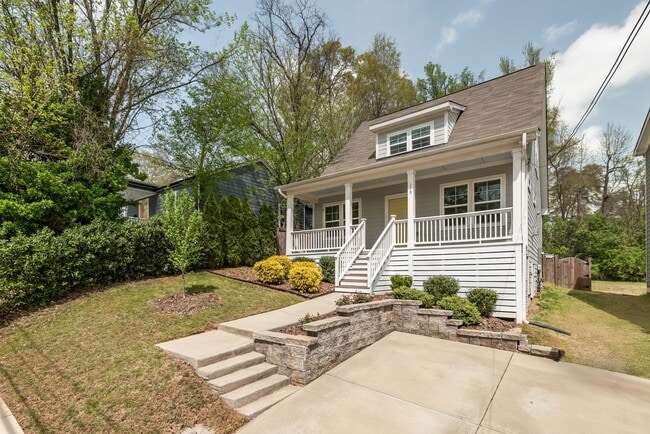 Building Photo - Beautifully Updated 3 Bedroom, 2.5 Bathroo...