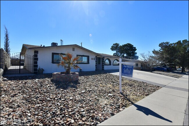 Building Photo - 415 Balboa Rd