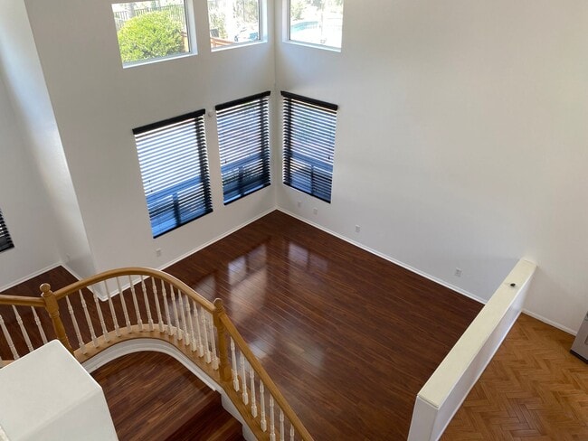 Building Photo - Spectacular 4 bd. 3 bath home in prime Dis...