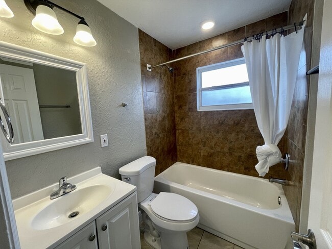 Building Photo - 4 bedroom 2 bathroom pool home for rent