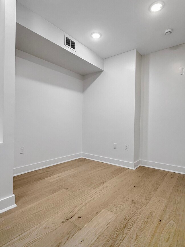 Building Photo - 185 Mallory Ave