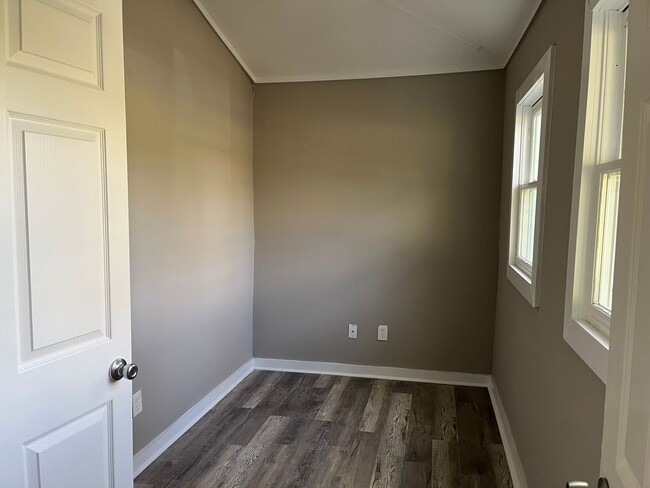 Building Photo - 3 Bed 1 Bath Home