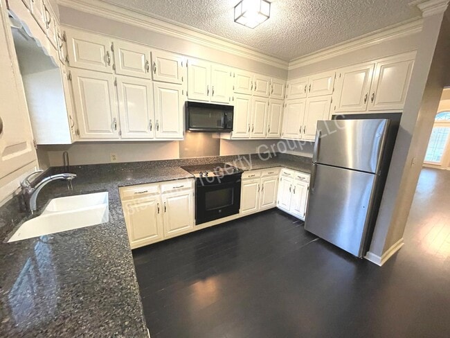 Building Photo - EXCELLENT LOCATION - 2BD/2BA FOR RENT