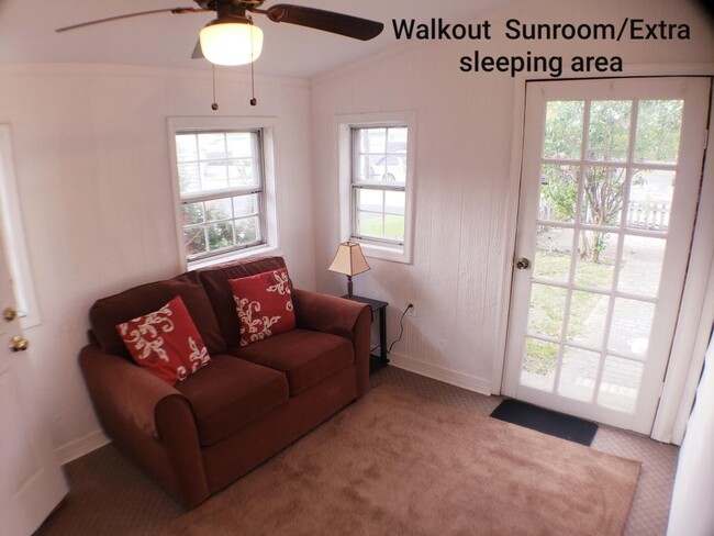 Sitting area/sunroom (office area or extra sleeping area) - 30 Umberto Ave