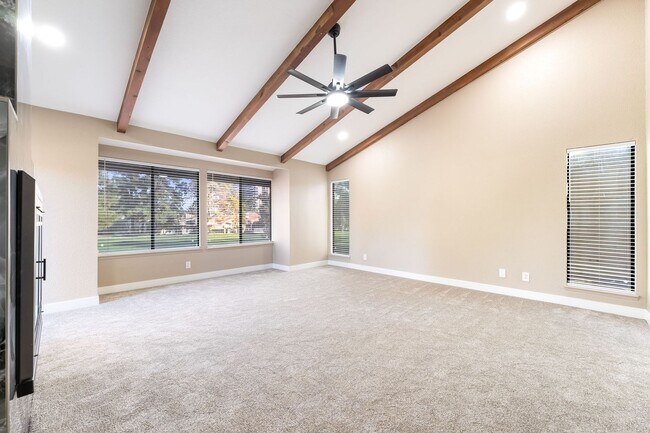 Building Photo - 968 Pinehurst Dr