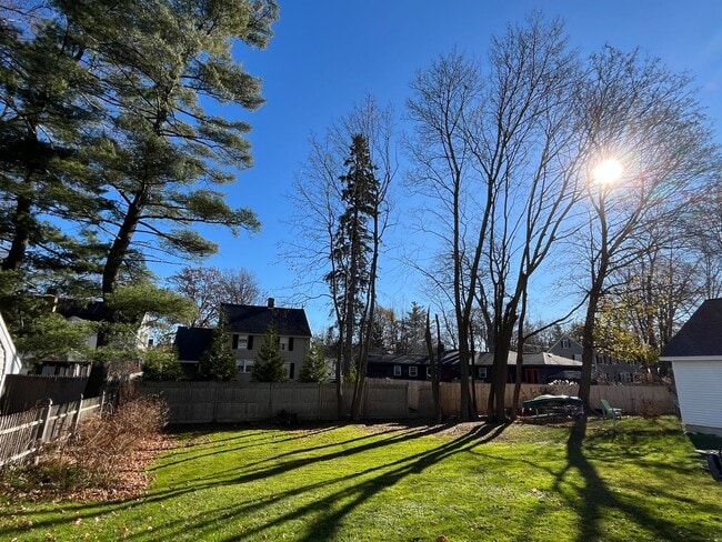 Building Photo - Rosemont Updated 2 Bedroom Unit