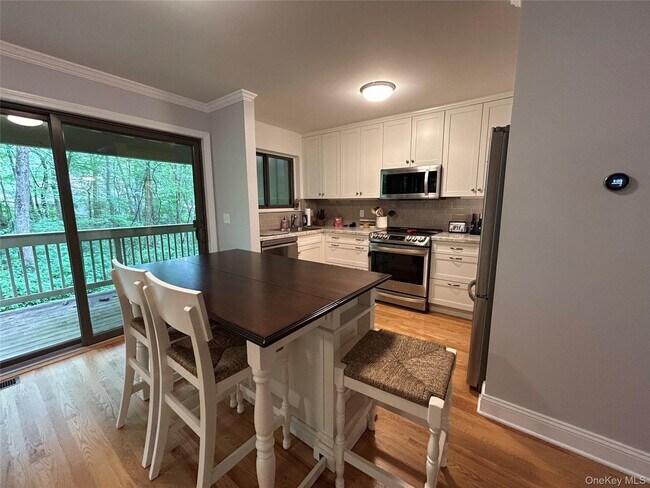 Building Photo - 277 Maplewood Dr