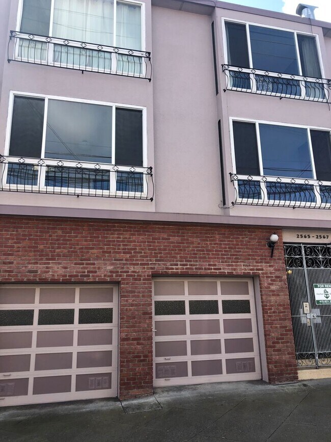 Building Photo - 2565 Greenwich St