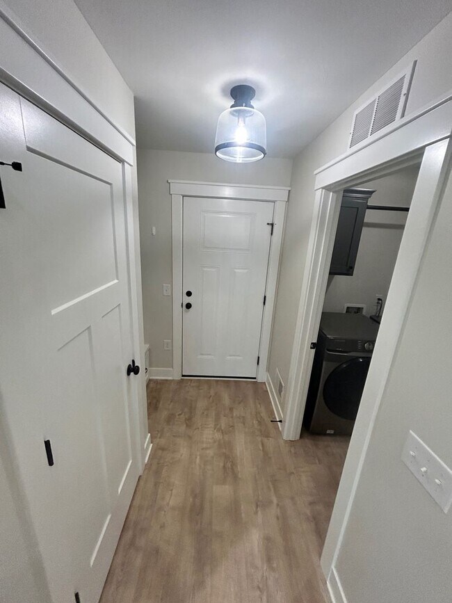 Building Photo - 3837 Delia Dr