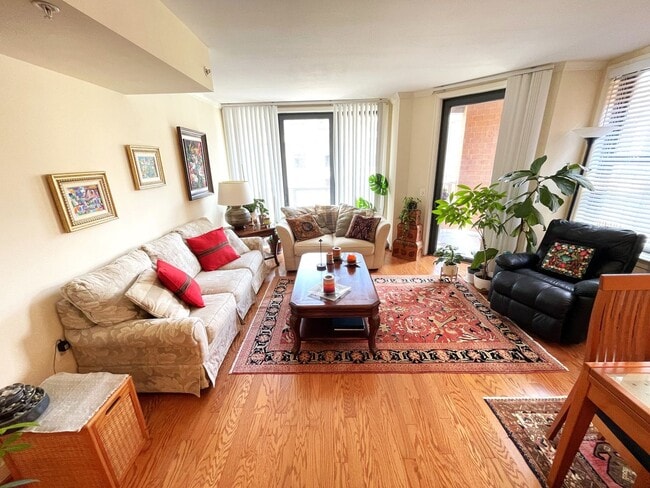 Building Photo - Luxurious living in Penn Quarter