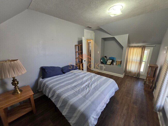 Building Photo - LARGE 4 BR HOME CLOSE TO DOWNTOWN W/ LOTS OF AMENITIES