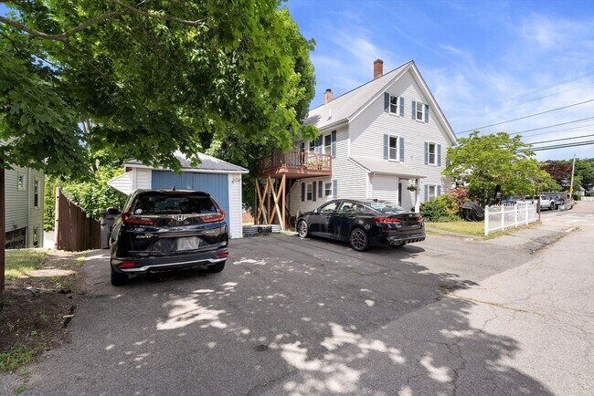 Building Photo - 589 Willard St