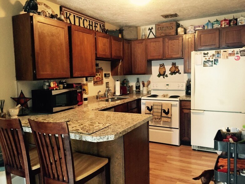 Building Photo - 932 E Hillview Dr