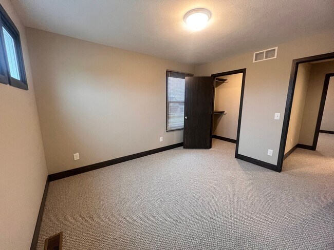 Building Photo - Four Bedroom Duplex in Caledonia!