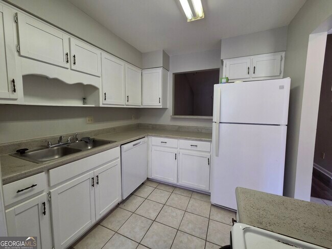 Building Photo - 425 Admiral's Walk Dr