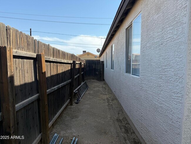 Building Photo - 1811 W Tonto St