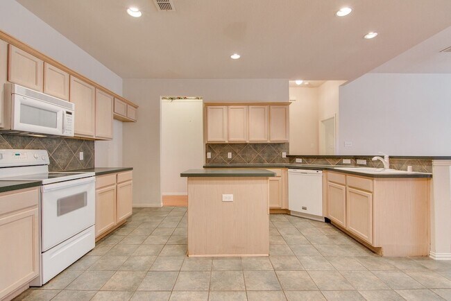 Building Photo - 1133 Hillwood Dr