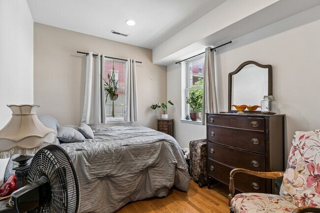 Building Photo - Well-maintained 2-bedroom, 1-bath bi-level apartment | Washington Square West