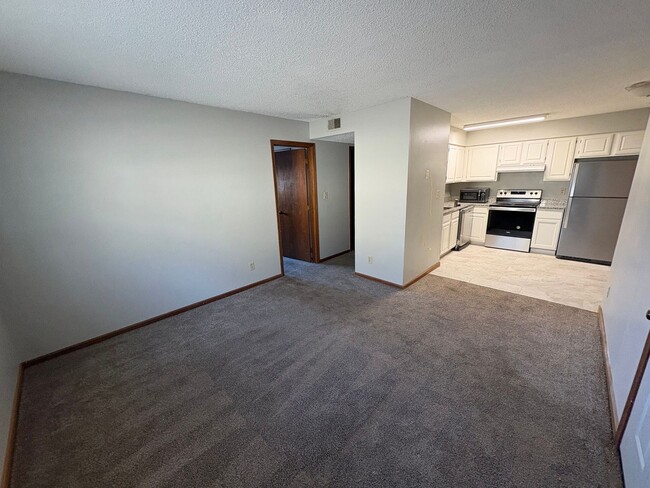 Building Photo - 4 Bedroom Apartment in Central MHK - Near Aggieville!