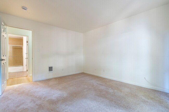 Building Photo - Best Building on the Block || 1 Bedroom Co...