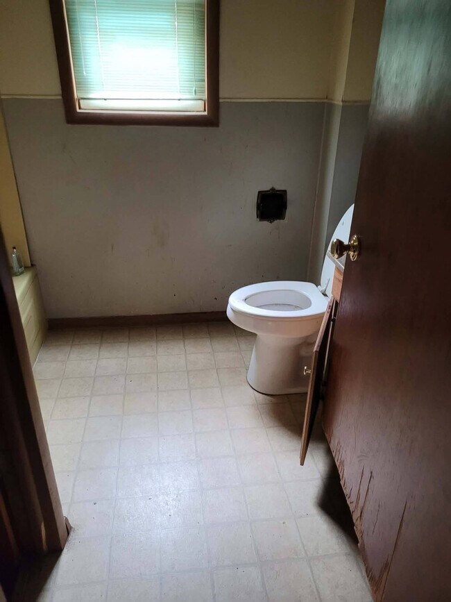 Building Photo - 319 W 10th St