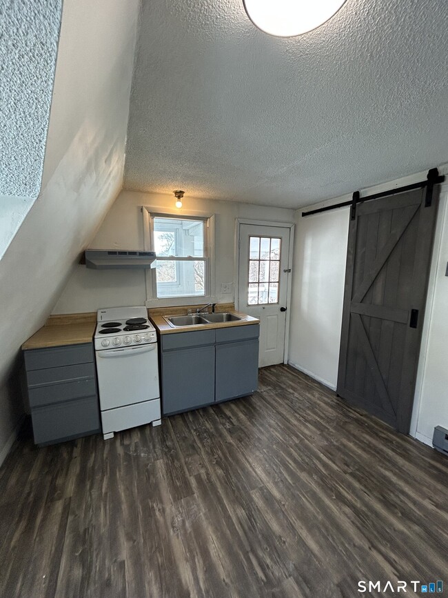 Building Photo - 168 High St