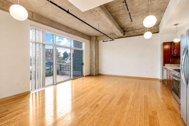 Building Photo - 106 W Seeboth St