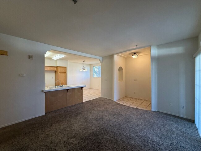 Building Photo - Centrally Located Downstairs Condo in the Oak Creek Villas