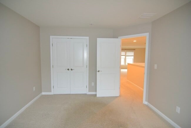 Building Photo - 8 Spicebush Ct