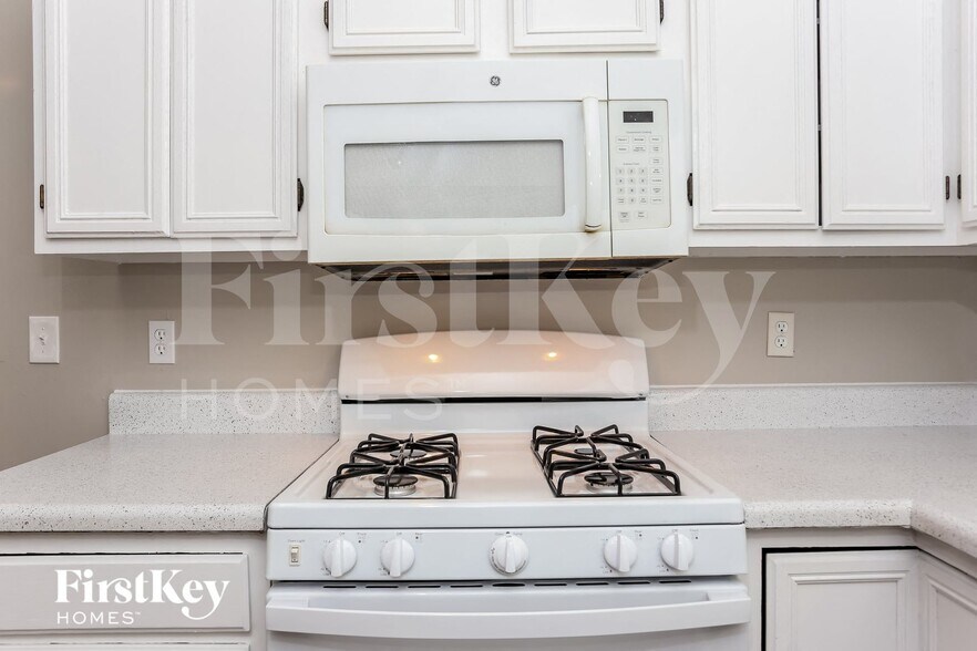 Building Photo - 6319 Hillview Ln