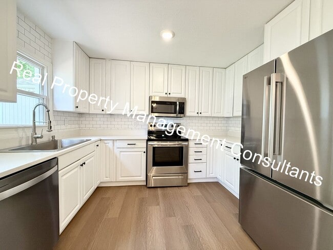 Building Photo - 4 Bed 2 Bath Prairie Village ranch style home!