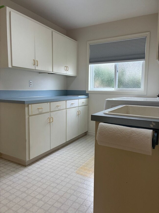 Building Photo - Arranmore 2 Bedroom with Den Available Now !